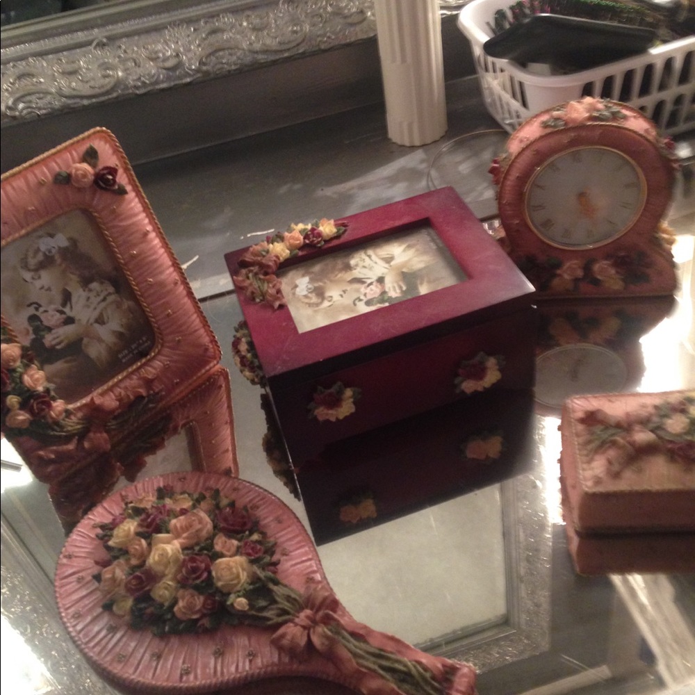 Beauty accessories matching porcelain